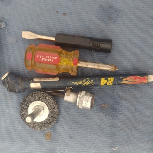 Assorted Tool Set with Screwdriver and Brush - Picture 3 of 5